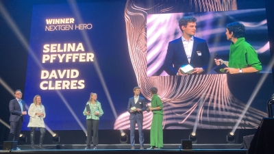 Übergabe des «NextGen Hero» Awards 2024. V.l.n.r.: Tom Kleiber, ֱ̲; Claudia Lienert, ֱ̲; Selina Pfyffer, SeasonCell; David Cleres, GirlsCodeToo; Monika Schär, Moderation.