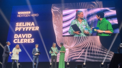 Übergabe des Digital Economy Awards 2024 in der Kategorie «NextGen Hero». V.l.n.r.: Tom Kleiber, ֱ̲; Claudia Lienert, ֱ̲; David Cleres, GirlsCodeToo; Selina Pfyffer, SeasonCell; Monika Schär, Moderation.