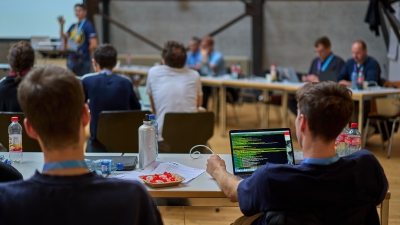 ֱ̲ und Gobugfree begrüssen Studierende zum ersten ROESTI-Event.