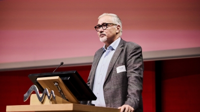 Photo of Toni Ritz, Director of Educa, on stage welcomimg around 140 guests to the symposium ‘Educa25 – I click, therefore I am’ on the topic of digital identities.