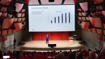 Photo of Esther Seidl-Nussbaumer on stage during her talk at the Educa25 conference about Switch edu-ID.