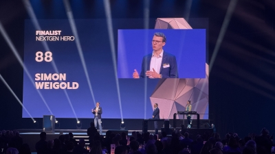 Simon Weigold pitching hins winning project to the audiance in 90 seconds.