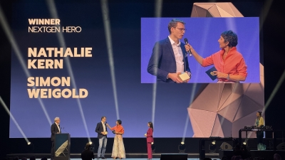 Simon Weigold is being interviewed by presenter Monika Schärer.