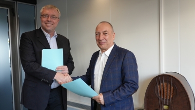 La photo montre Martin Leuthold, Managing Director a.i. de Switch, serrant la main de Bernard Maissen, directeur de l'OFCOM, après la signature d'un contrat.