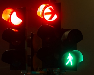 Traffic light systems are designed to make crossing at an intersection safe. Photo: Anselm / stock.adobe.com