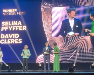 Lors de la Digital Economy Award Night 2024, le public a voté en direct pour élire une gagnante et un gagnant du prix NextGen Hero.