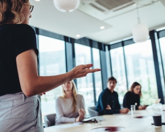 Femme d'affaires donnant des instructions à ses collègues au bureau.