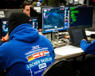 Foto eines Raums mit Cybersicherheitsexperten, die an Computern sitzen und an einer Cyberabwehrübung teilnehmen