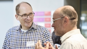 Photo montrant Christoph Graf de Switch et Andreas Klausing d'Educa, en pleine conversation.