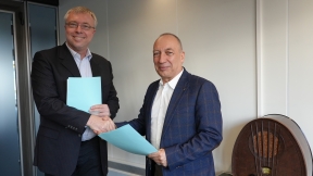 The photo shows Martin Leuthold, Managing Director a.i. of Switch, shaking hands with Bernard Maissen, Director of OFCOM after signing a contract.