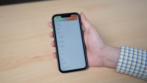 Auf dem Foto ist eine Hand zu sehen, die ein Smartphone hält. Auf dem Bildschirm des Smartphones ist ein digitales Maturitätszeugnis zu sehen.